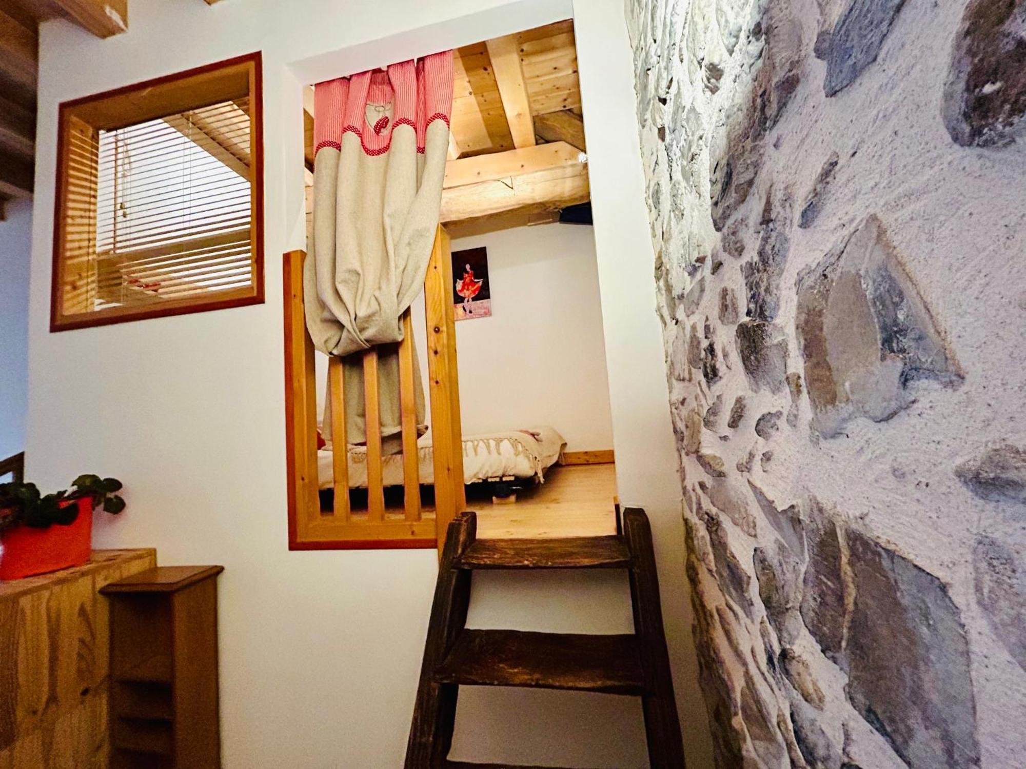 Apartment Au Pied Du Chateau- Parking Wifi Jardin - Clg Savoie