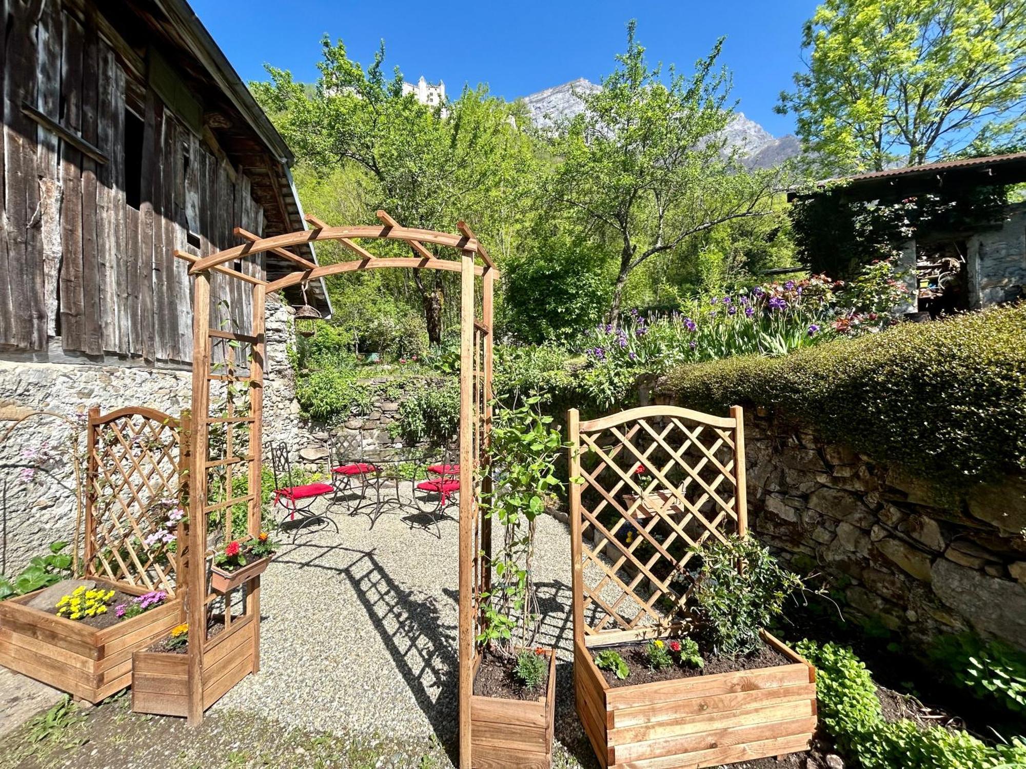 Au Pied Du Chateau- Parking Wifi Jardin - Clg Savoie